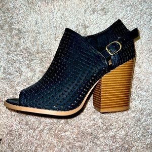 Chunky heel that works with any outfit!!